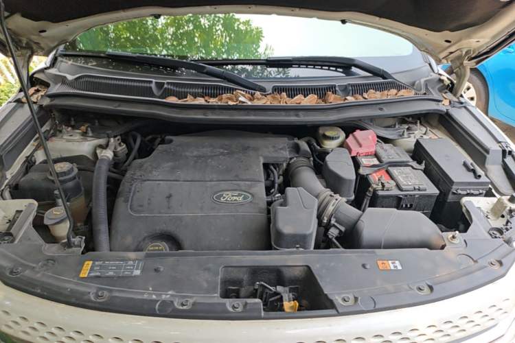 Used Ford Explorer 2013 3.5L Deluxe Model Engine Bay