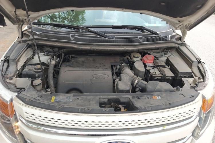 Used Ford Explorer 2013 3.5L Deluxe Model Engine Bay