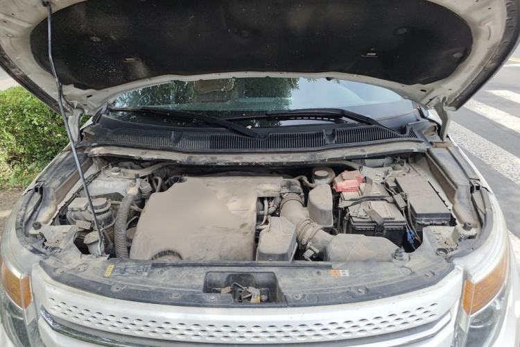 Used Ford Explorer 2013 3.5L Deluxe Model Engine Bay