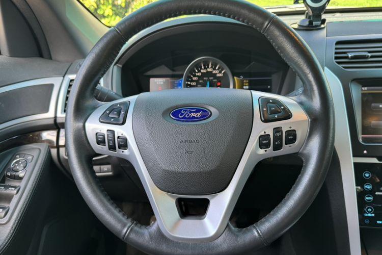 Used Ford Explorer 2013 3.5L Deluxe Model Interior 1