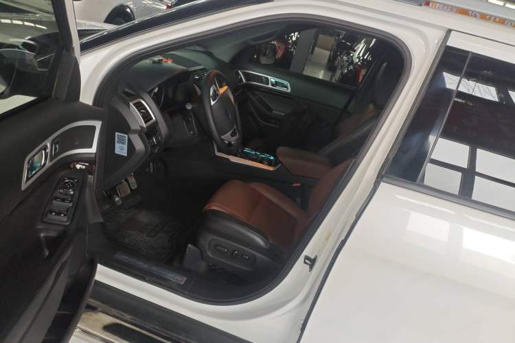 Used Ford Explorer 2013 3.5L Deluxe Model Interior 2