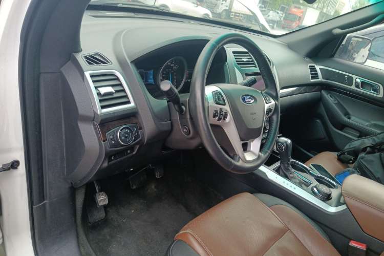 Used Ford Explorer 2013 3.5L Deluxe Model Interior 2