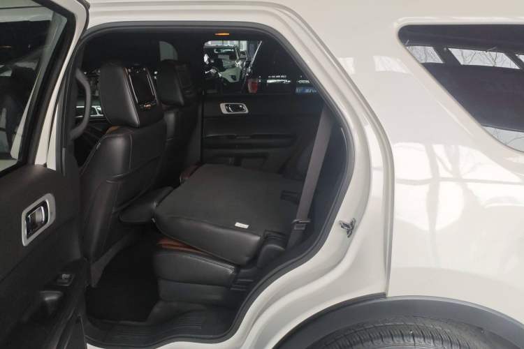 Used Ford Explorer 2013 3.5L Deluxe Model Interior 3