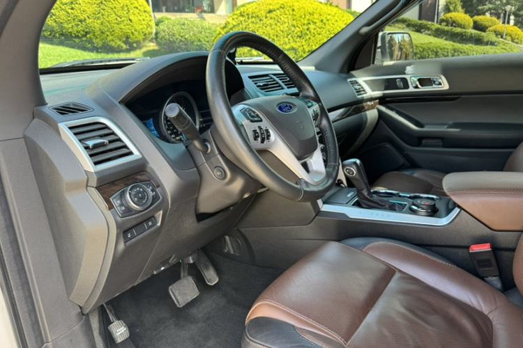 Used Ford Explorer 2013 3.5L Deluxe Model Interior 3