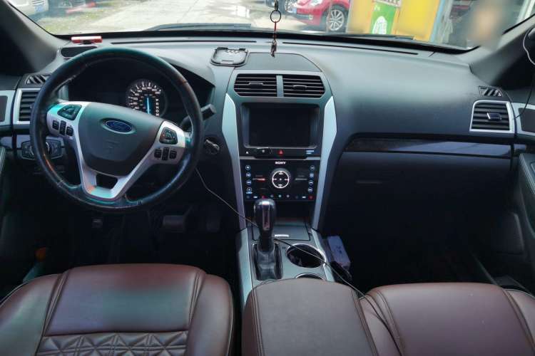 Used Ford Explorer 2013 3.5L Deluxe Model Interior 3