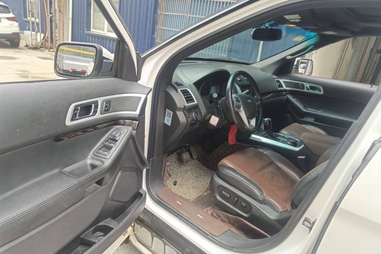 Used Ford Explorer 2013 3.5L Deluxe Model Interior 3