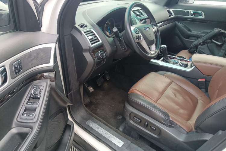 Used Ford Explorer 2013 3.5L Deluxe Model Interior 3