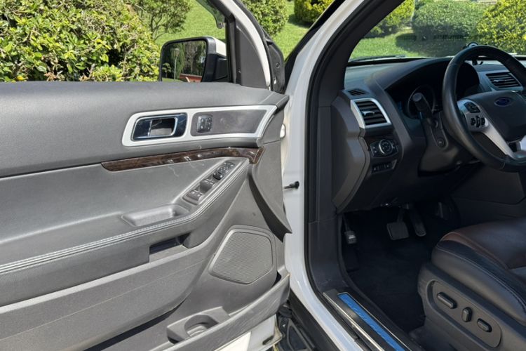 Used Ford Explorer 2013 3.5L Deluxe Model Interior 4