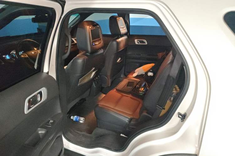 Used Ford Explorer 2013 3.5L Deluxe Model Interior 4