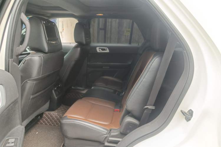 Used Ford Explorer 2013 3.5L Deluxe Model Interior 4