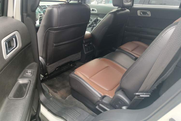Used Ford Explorer 2013 3.5L Deluxe Model Interior 4