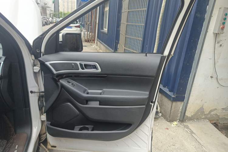 Used Ford Explorer 2013 3.5L Deluxe Model Interior 5