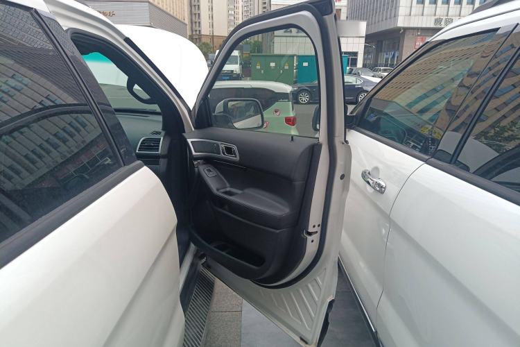 Used Ford Explorer 2013 3.5L Deluxe Model Interior 5