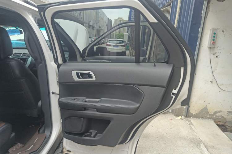 Used Ford Explorer 2013 3.5L Deluxe Model Interior 6