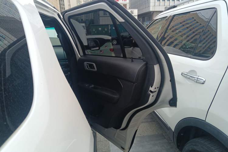 Used Ford Explorer 2013 3.5L Deluxe Model Interior 6