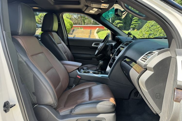 Used Ford Explorer 2013 3.5L Deluxe Model Interior 8