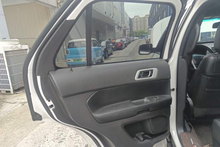 Used Ford Explorer 2013 3.5L Deluxe Model Interior 8
