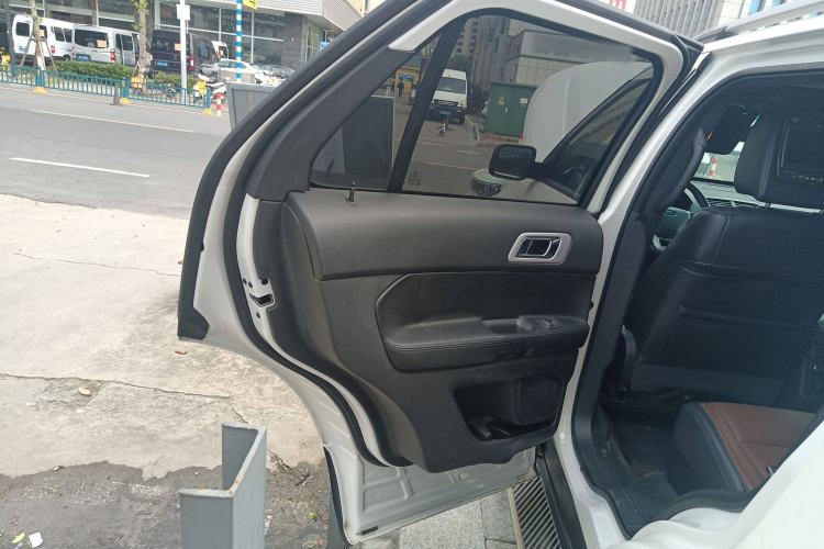 Used Ford Explorer 2013 3.5L Deluxe Model Interior 8