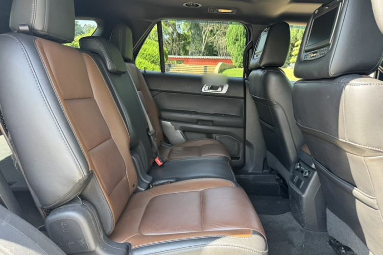 Used Ford Explorer 2013 3.5L Deluxe Model Interior 9