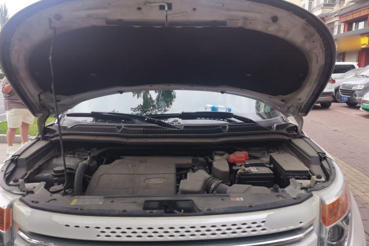 Used Ford Explorer  Engine Bay