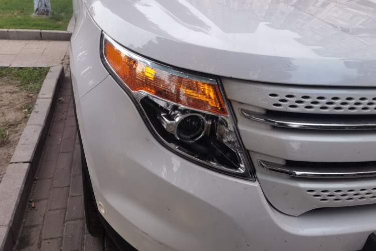 Used Ford Explorer  Right Front Headlight