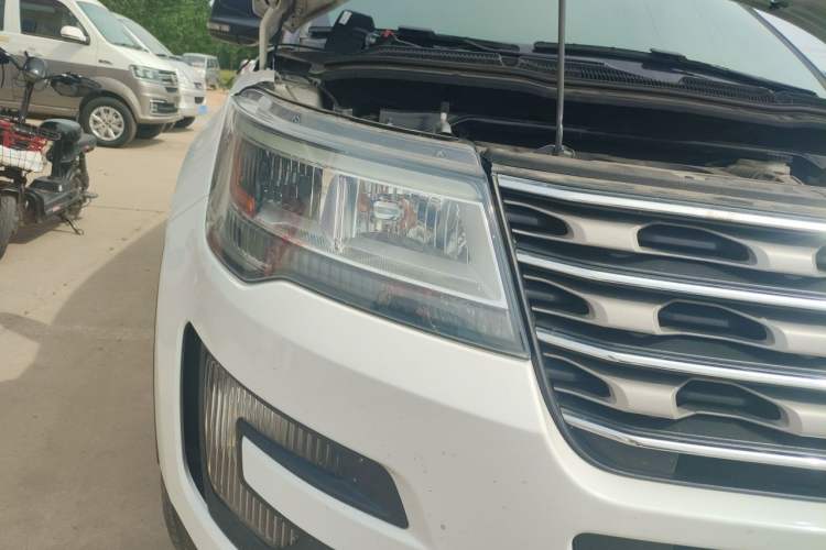 Used Ford Explorer  Right Front Headlight