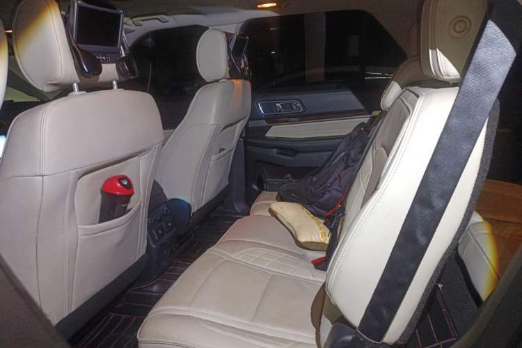 Used Ford Explorer 2016 3.5T Platinum Edition Interior 4