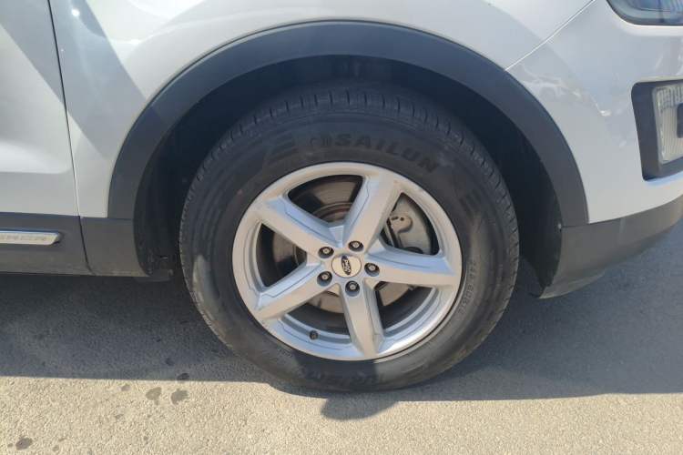 Used Ford Explorer  Right Front Wheel Hub