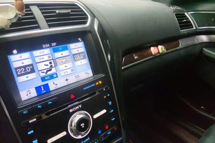Used Ford Explorer 2017 3.5T Platinum Edition Audio And AC Panel