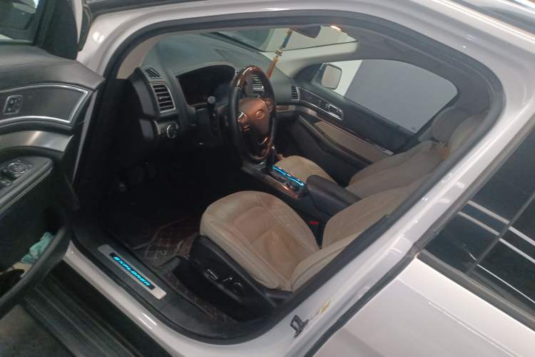Used Ford Explorer 2017 3.5T Platinum Edition Driver Seat