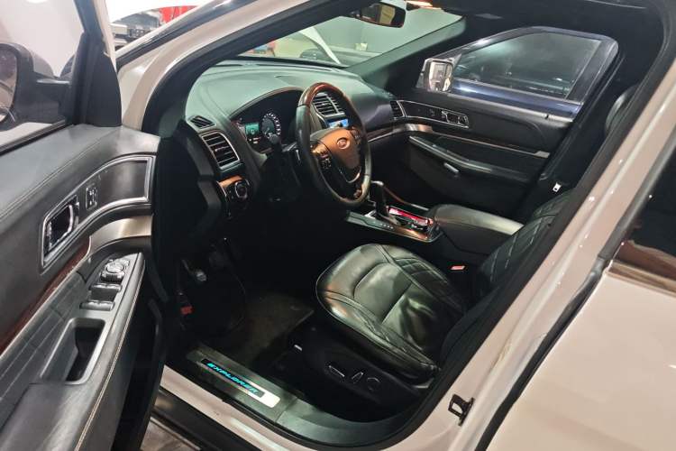 Used Ford Explorer 2017 3.5T Platinum Edition Driver Seat