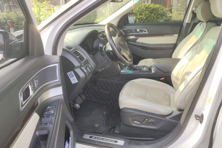 Used Ford Explorer 2017 3.5T Platinum Edition Driver Seat