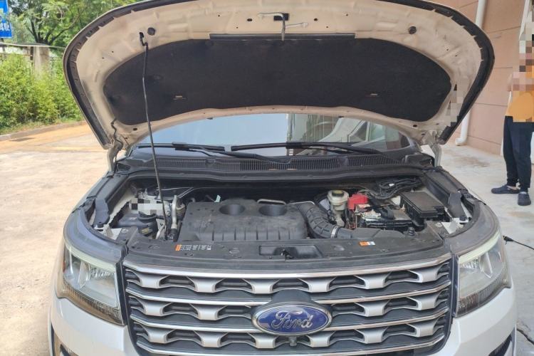 Used Ford Explorer  Engine Bay