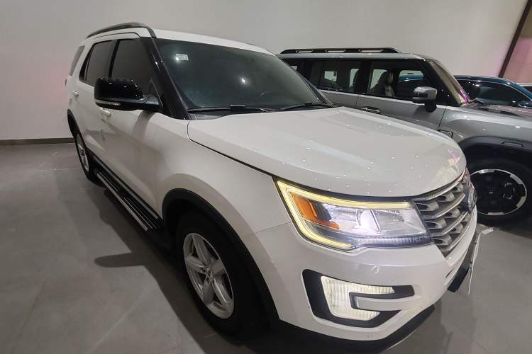 Used Ford Explorer 2017 2.3T Fashion Edition Front Right 45 Deg
