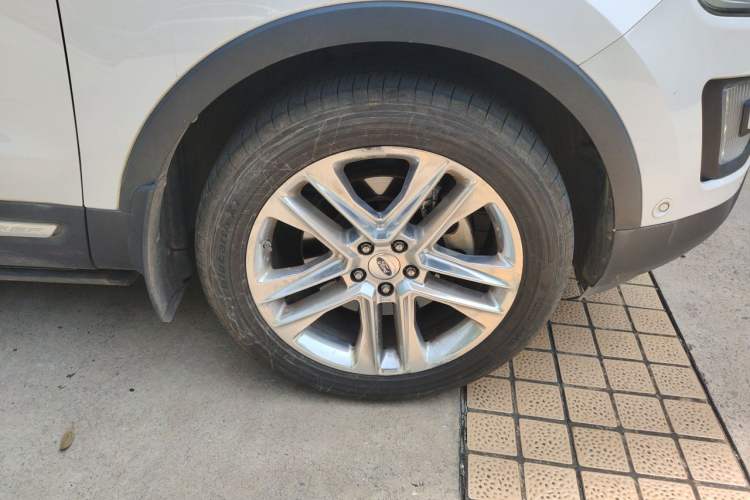 Used Ford Explorer  Right Front Wheel Hub