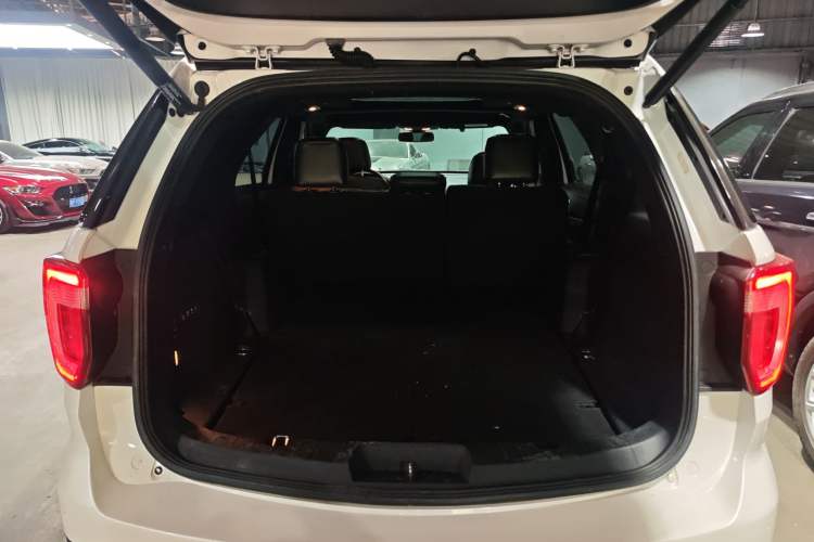 Used Ford Explorer 2017 3.5T Platinum Edition Trunk