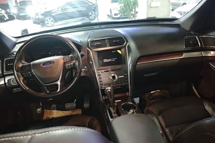 Used Ford Explorer 2018 2.3T Elite Edition Center Console
