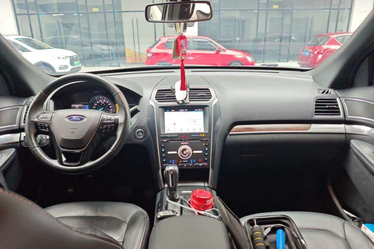 Used Ford Explorer 2018 2.3T Elite Edition Center Console