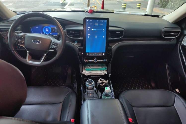 Used Ford Explorer 2020 EcoBoost 285 4x4 Titanium Edition 7-Seater Center Console