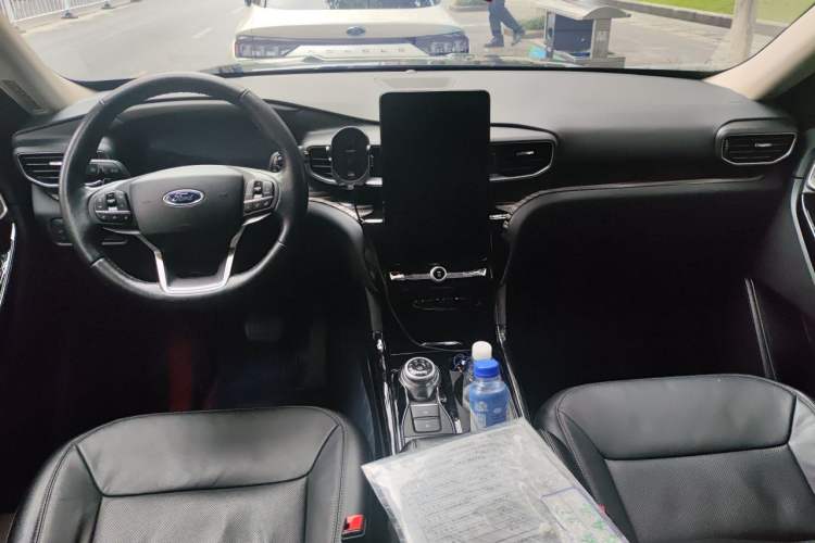 Used Ford Explorer 2020 EcoBoost 285 4x4 Titanium Edition 7-Seater Center Console