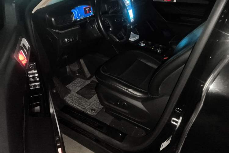 Used Ford Explorer 2020 EcoBoost 285 4x4 Titanium Edition 6 Seats Driver Seat