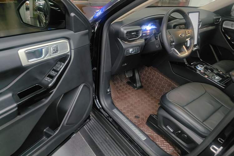 Used Ford Explorer 2020 EcoBoost 285 4x4 Titanium Edition 6 Seats Driver Seat