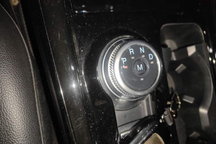Used Ford Explorer 2020 EcoBoost 285 4x4 Trend Edition 7-Seater Gear Lever