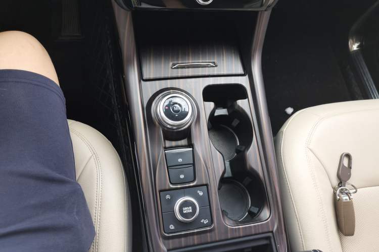Used Ford Explorer 2020 EcoBoost 285 4x4 Titanium Edition 6 Seats Gear Lever