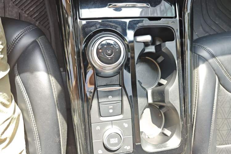 Used Ford Explorer 2020 EcoBoost 285 4x4 Platinum Edition 6 Seats Gear Lever