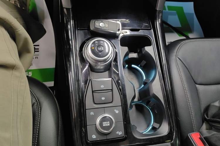 Used Ford Explorer 2020 EcoBoost 285 4x4 Titanium Edition 7-Seater Gear Lever