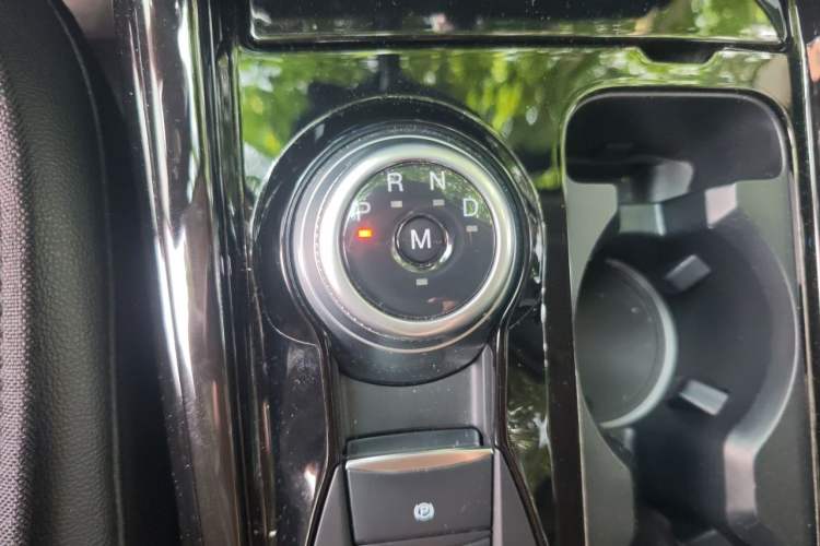 Used Ford Explorer 2020 EcoBoost 285 4x4 Titanium Edition 7-Seater Gear Lever