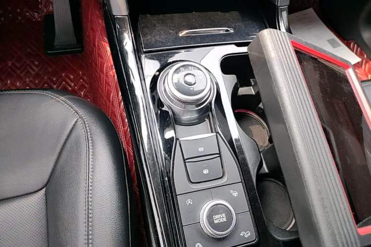 Used Ford Explorer 2020 EcoBoost 285 4x4 Titanium Edition 7-Seater Gear Lever