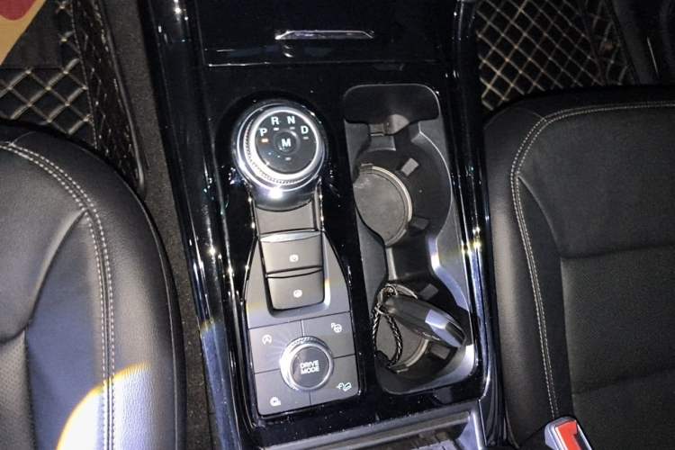 Used Ford Explorer 2020 EcoBoost 285 4x4 Titanium Edition 6 Seats Gear Lever
