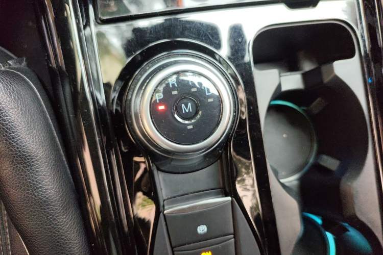 Used Ford Explorer 2020 EcoBoost 285 4x4 Titanium Edition 7-Seater Gear Lever